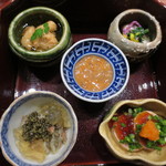 天雅 - 自家製イカの塩辛、あん肝、ずわいがにの蟹味噌あえなど、どれも手が込んでます。