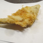 天雅 - 三河産の穴子。重くないのがこちらの天ぷらに合っています。