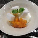 天雅 - 柿とラ・フランスのシャーベットにもみじ型の次郎柿にラ・フランスのヌーヴェが添えられて。見えませんが中にはラ・フランスのコンポートも。