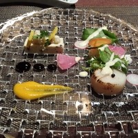 ヴェルデュ都 - 「活きイセエビと海鮮タラバ蟹　厳選ステーキのコース」（旬の帆立て貝の３種の様々な盛り合わせ）
