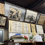 菊一 - お店の歴史が飾られてます