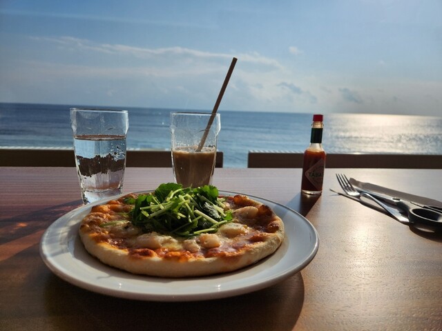 えびと三つ葉のピザ