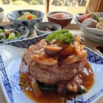 足もみと古民家カフェ クムラ  - 煮込みハンバーグ、かなり量あります