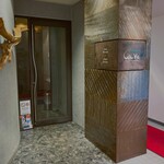 カーヴ - 地下のお店入口