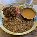 東新宿 サンラサー - あいがけ(花椒のキーマカレー ホタテのココナッツカレー)+シン無水チキンカレー