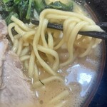 まくり家 - 鶏油が浮かんだスープとこの太麺が美味いんですよね！