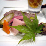 時の宿 すみれ - 米沢牛ネックとレバー　背脂の入った田舎風パテ　自家製ピクルスと共に