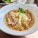 231100073 - 鶏塩拉麵(並) 880円
                      スープ
                      クリアな清湯には、鶏油がタップリ!
                      濁りがないのに鶏の旨味がバッチリ抽出され、
                      香り豊かな鶏油が、コクを加えます。