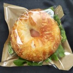 焼きたてパン工房GALLO - 生ハムとチーズのベーグルサンド