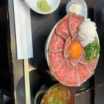 浪花焼肉 肉タレ屋 - ローストビーフ丼（中）