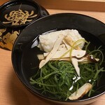 御料理 一燈 - 勝山産松茸とずわい蟹のしんじょうとおかひじきのお椀