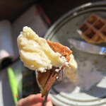 天気輪の柱 - 大半食べた後に写真を残す。美味しくて、つい1人で綻んでいる。隣の人に不審がられようが知ったことではない(笑)