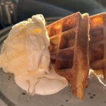 天気輪の柱 - Half waffle with vanilla ice cream honey mix‼︎ It's yummy‼︎