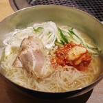 牛角 - 牛角冷麺(825円)