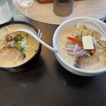 麺処霧笛 - 料理写真:左：カレーラーメン、右：ガウラーメン