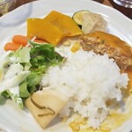 キッチン ブルー グローブ - 更にご飯、サラダ、お新香を乗せるも、ハンバーグは残り少ない！？