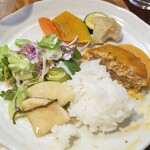 キッチン ブルー グローブ - 最後のご飯、サラダ、お新香をのせ、ハンバーグをいただきます