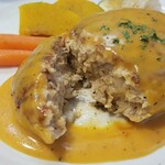 キッチン ブルー グローブ - ハンバーグをカット