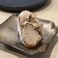 花見川 大富 - ②鳥レバーのパテ、クリームチーズを乗せて