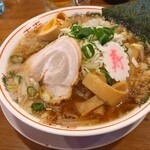 つけ麺屋　あら田 - にんにく背脂ラーメン（1月だから、おめでたいナルト）