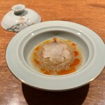 上方中華 新瓊 - フカヒレ、お花型の大根、下には春菊