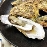 よしゆう水産 - 料理写真:焼き牡蠣　小さめです　