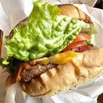 クアアイナ - 《厚切りコルビージャックチーズバーガー》 オニオン抜き ベーコントッピング