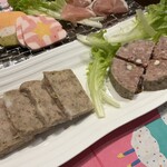 Abats - 豚バラ肉のリエット、鴨とアーモンドのソシソン（丸型パテ）