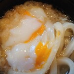 丸亀製麺 - 卵割ると旨そう、、、というか、旨い。天かすもイイです。