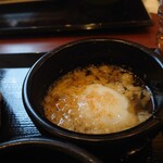 Marugame Seimen - 温泉卵にかけ出汁と天かす。