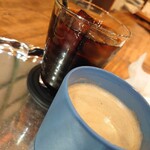 ALLEGRO DOLCE - 自家焙煎スペシャルティ珈琲440円、アイスコーヒー440円※ドリンクセットで△55円×2✨ケーキによく合う深みのあるコーヒーで好みでした♪