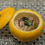 一六四 三上ル - 地鶏の蒸し寿司　蓋をとると鶏肉