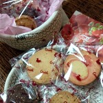 Kanaru - 中身は、
                        ４種類のクッキーが２つずつ入ってました。