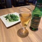 鼎泰豐 - 青菜炒めと台湾ビール。