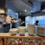 麺屋 優光 - 狭い厨房と飲食スペース