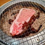 炭火焼肉 炎家 - レモンポーク調理中