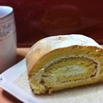 レピス・ドゥ・ラビ - 朝ごはんがわりのロールケーキ(>_<)
生クリームとカスタードクリームを巻いてますが……。