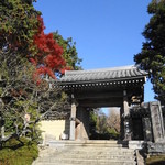 石窯ガーデンテラス - お寺の入り口。　空が綺麗すぎます