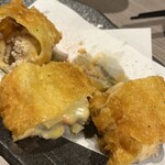 Hommaguro To Sousaku Washoku Ginjou Kuraudo - 蒸し鶏とチーズの生湯葉梅香揚げ