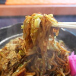 Nijiya Mimi - 弾力のある麺で、食べ応え満点。濃い味で、特に甘みが強め