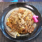 Nijiya Mimi - イカ肉焼きそば（￥700）＋桜海老（￥200）。だし粉がたっぷり掛けられ、香ばしさ120％