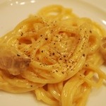 トラットリア・アルモ - 犬鳴豚のスモークベーコンと地玉子のカルボナーラ　ブラックペッパーをたっぷりかけて食べる（2013年12月）