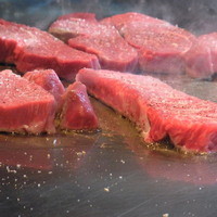 ステーキ・慶 - 鉄板で焼かれる肉