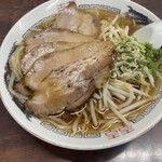 一品香 - 焼豚入そば(胡椒かけての提供)