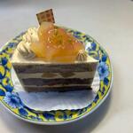 ユーハイム - 料理写真:紅玉リンゴとキャラメルのケーキ、５６２円。
 
国産紅玉とキャラメルを使ったユーハイム季節限定のケーキです。