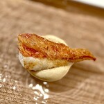ウシマル - ④ 九十九里産キンメ鯛の鱗焼き、肝のペースト添え ～キンメ鯛の素材を味わうだけでなく、和風な鱗焼きを肝ペーストに添えるといきなりイタリア
