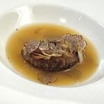 ウシマル - ① 旭産マガモのスープ ～青首真鴨といすみ産椎茸の炭火焼きに、アルバ産黒トリュフと出汁スープの香りがお腹が空いた鼻腔を刺激する。出だしから魅力的なお料理に、早く生ビールから白ワインに変えなくっちゃと。