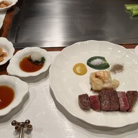 ステーキ＆ワイン オクソン - 切り分けられたシャトーブリアン。葉っぱに載った岩塩も絶品でした。