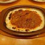 Saizeriya - ◯パルマ風ドリア
                      コンガリと焼かれてるチーズの上には
                      薄くミートソースで旨味が加えられている
                      
                      チーズは普通の品なのかな❔
                      ピザ程のチーズの旨味を感じない