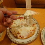 Saizeriya - 水牛モッツァレラ
                        やっぱり普通のチーズに比べると
                        味わいの強さ、深みあるコクが凄く違う❕
                        
                        ペラペラで普通すぎる食感と味わいのピザ生地と
                        酸味感のほぼない普通な味わいの
                        トマトソースなのでそこは残念❕